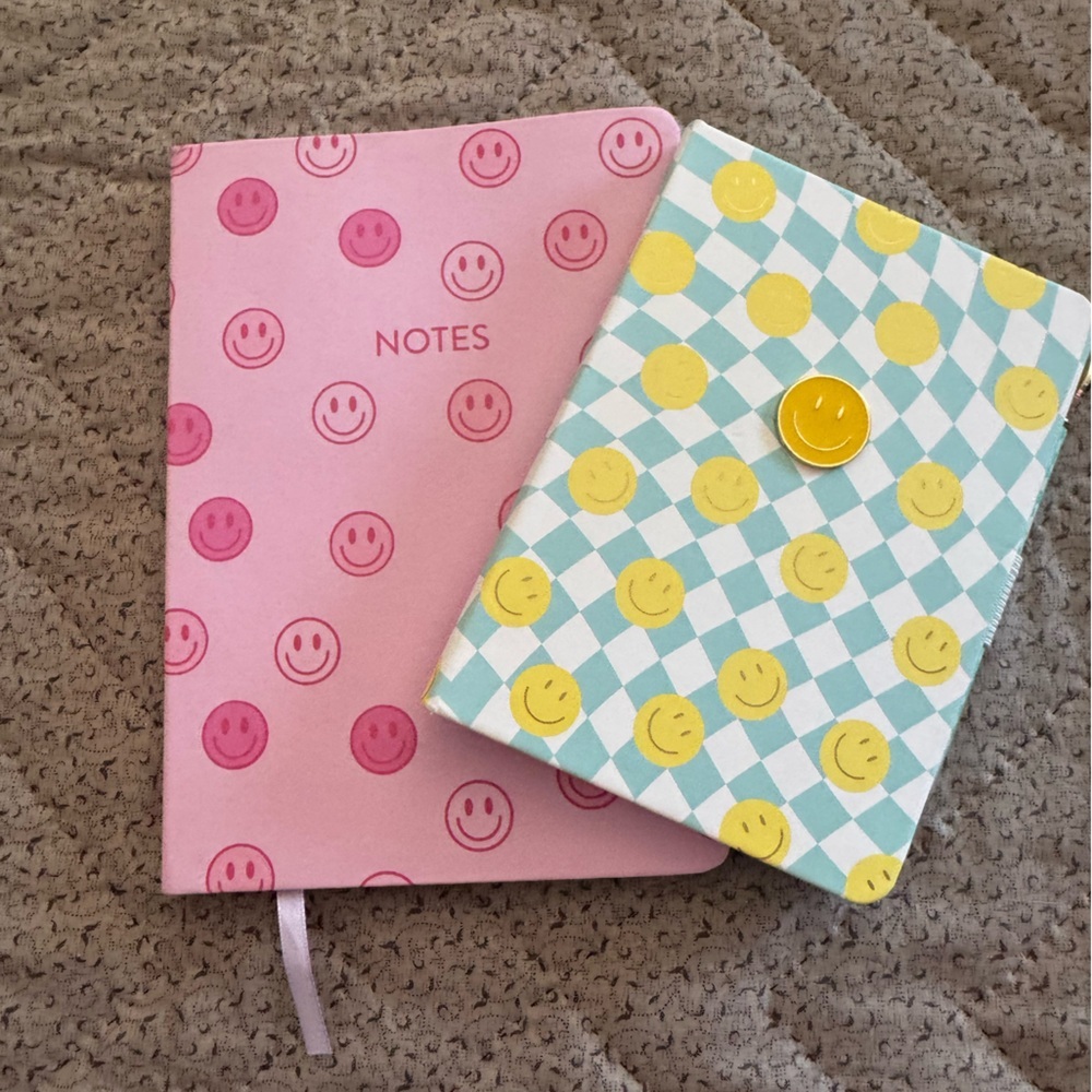 Set of 2 Smiley Face lined paper Notebooks( one w/ a 😀pen)1 hardcover,1 soft